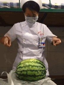 护士妹子给你们表演一个单指劈西瓜的功夫