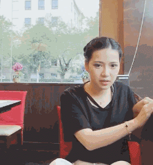 妹子视频时太投入，一不小心翻车了