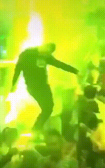 酒吧里疯狂甩头的男人