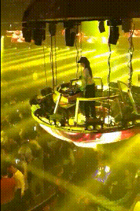 悬吊在空中的DJ台