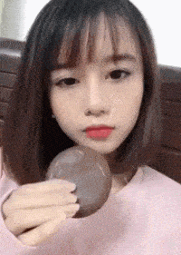 大嘴美女一口吃掉一块大圆饼