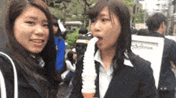 两妹子共享冰淇淋的后果