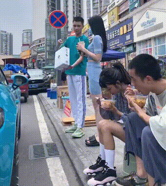 情侣之间有时候有爱比有钱更让人快乐