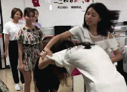 一群女人在办公室玩换衣接力游戏