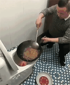 这是什么骚操作？一男子竟然在马桶上炒菜