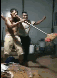喝酒到位的男人们玩得嗨