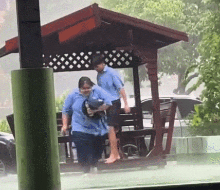 女同学太胖了，下雨天跑太快摔倒在地上