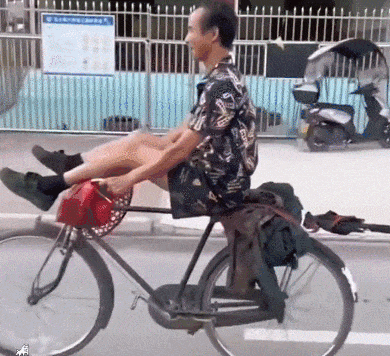 大爷骑车装逼，没想到摔得真疼