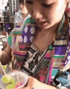 美女吃完冰果七窍冒烟，真的是太神奇了