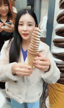 妹子生吞大甜筒，这嘴真是无敌的能装啊