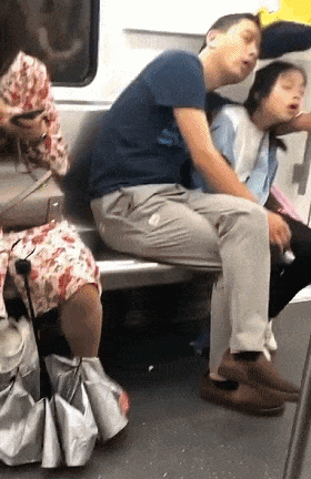 真不愧是父女，这打瞌睡的姿势真是一模一样