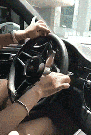 美女刚接完指甲，开车时用手指头转方向盘，看着就很不安全