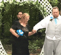 论合身的衣服有多重要？一男子在婚礼上走着走着裤子掉了，实在尴尬至极