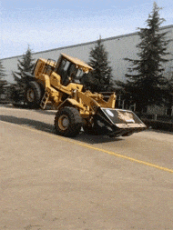 这是一辆会跳舞的推土机，它蹦着跳着的过来了