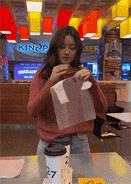 暴躁女友学别人快速打包，一怒之下砸桌子