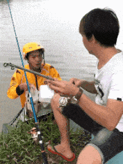 无处不在的外卖小哥，走水路专送钓鱼佬