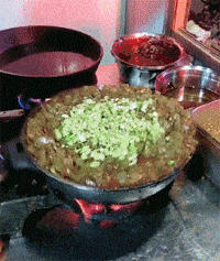 这颠锅翻菜技术是真的牛，这么大锅菜也不会掉出来