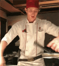 小哥想在顾客面前表演下才艺，没想到勺子摔掉了，气氛好尴尬