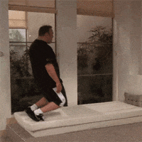 小哥太困了，直直的倒下就睡，这动作好似被人嘎了一样