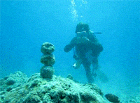 潜水达人在水底表演泡泡威力，想不到小小的水泡还有攻击力