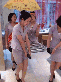 实体店生意清淡，闲得无聊的店员一起表演娘娘出宫