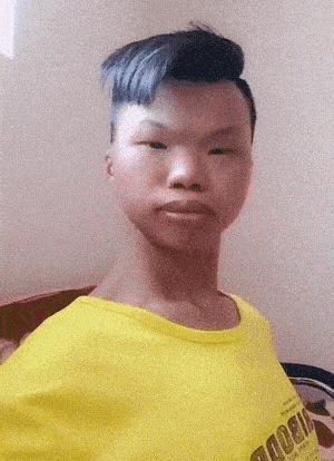 帅发型也拯救不了这张脸，但是内心足够自信