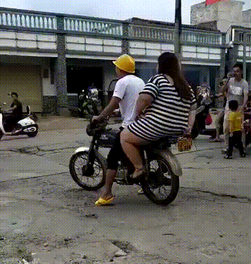 后座的妹子实在太重，摩托车一启动就翻了