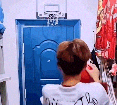 没事别在家里玩扣篮，非常容易翻车