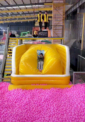 腾空飞高高的感觉真刺激，落进球堆里消失了