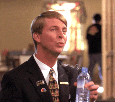 拿起瓶子喝水手抖的男人，这是太紧张了吗