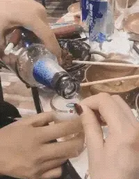 今天不得不拿出我的袖珍酒杯敬大家一杯，保证千杯不倒