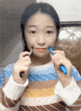 妹子现场教你如何让自己脸上马上变出两个小酒窝