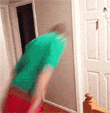 男子在家练习铁头功，飞身撞穿木门