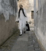 现在的大师也落魄了，为了生活，开始捡矿泉水瓶卖钱