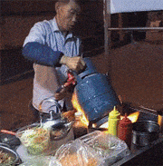 大叔在火上烤煤气罐，没三十年脑血栓干不出这事，很容易把自己送走