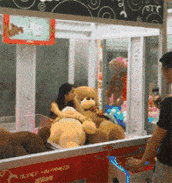 这位显眼包美女把自己装进了娃娃机里面，成功吸引男生过来抓娃娃