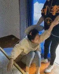 这椅子质量真差劲啊！妹子一屁股坐下去就被卡住了