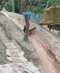 雨天玩泥地滑滑梯，摔进泥浆里连亲妈都认不出来