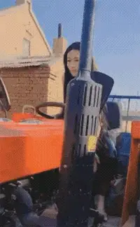 穿皮裤开拖拉机的美女，一看就是一名老司机