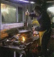 这师傅这操作不像是在认真炒菜，更像是在存心砸锅啊