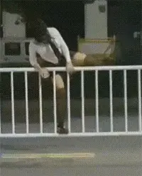 美女抄近道翻越隔离栏，没想到给自己摔了个狗啃泥