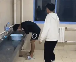 你打我噻，你快来打我噻，看下摔不死你