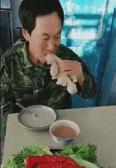 吃生姜和辣椒下饭的大叔，这日子过得有点惨啊
