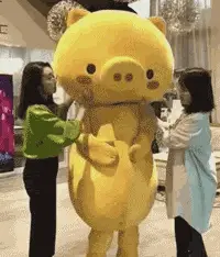萌萌人熊被两位妹子纠缠，一不小心摔的四仰八叉