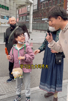街访小学生：学习压力不大，所以学习也不好