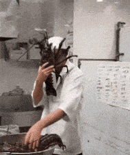 来自大龙虾的反击，爬到厨师脸上不松爪