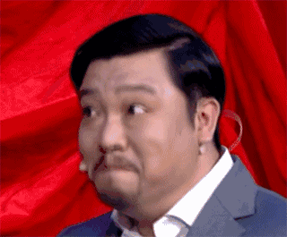 贾冰在台上强忍偷笑的表情