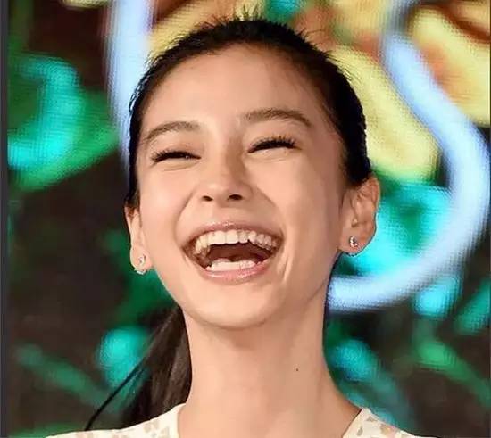 美女露齿开怀大笑
