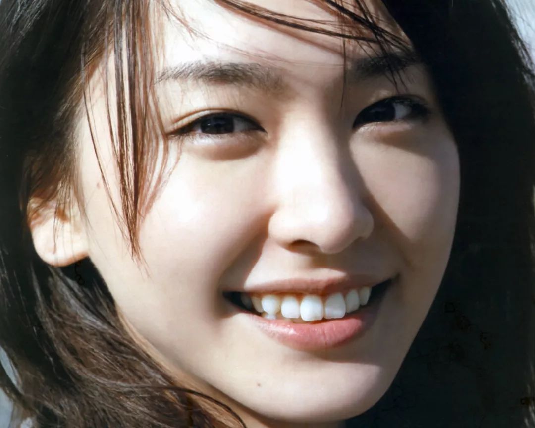 漂亮的女孩笑起来更美了