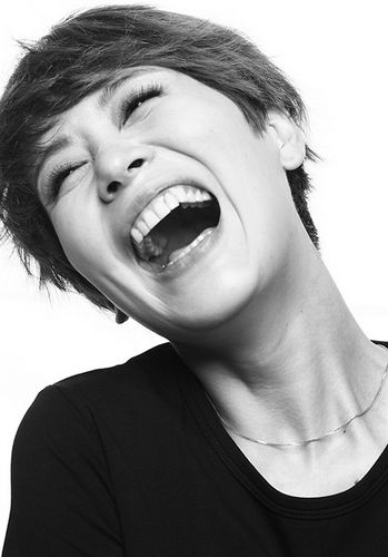 美女毫无保留、开怀大笑的黑白照片